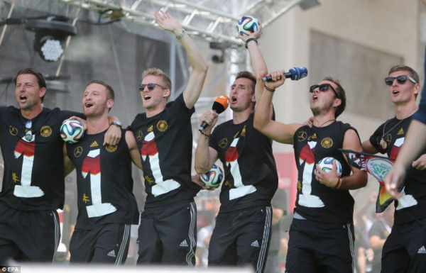 Adidas Deutschland T-Shirt Coming Home WM 2014 DFB Schwarz Die Nummer 1 der Welt sind wir Herren M