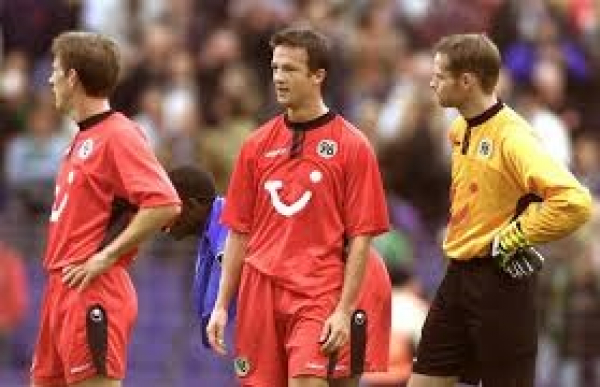 Uhlsport Hannover 96 Trikot 13 Fredi Bobic 2002/03 rot Tui Herren M