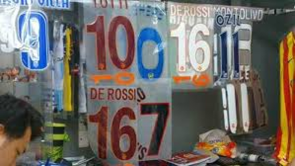 Conjunto de nombres original para todos los jerseys de todos los jugadores de toda la temporada en diseño auténtico