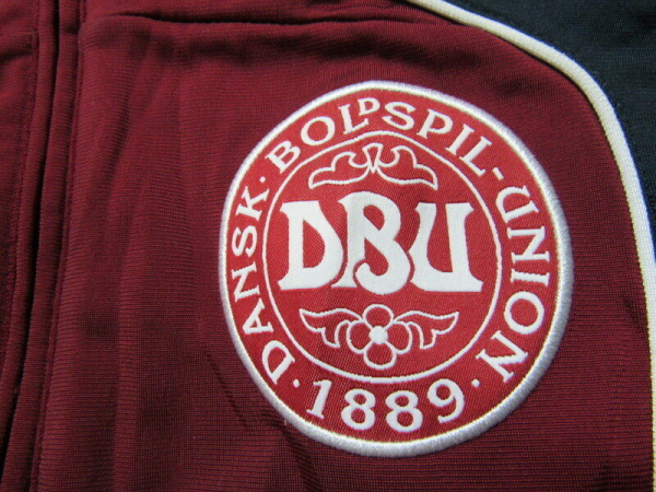 Adidas Dänemark Trainingsanzug WM 2010 DBU Präsentationsanzug rot/blau Herren D = 10, US = XL